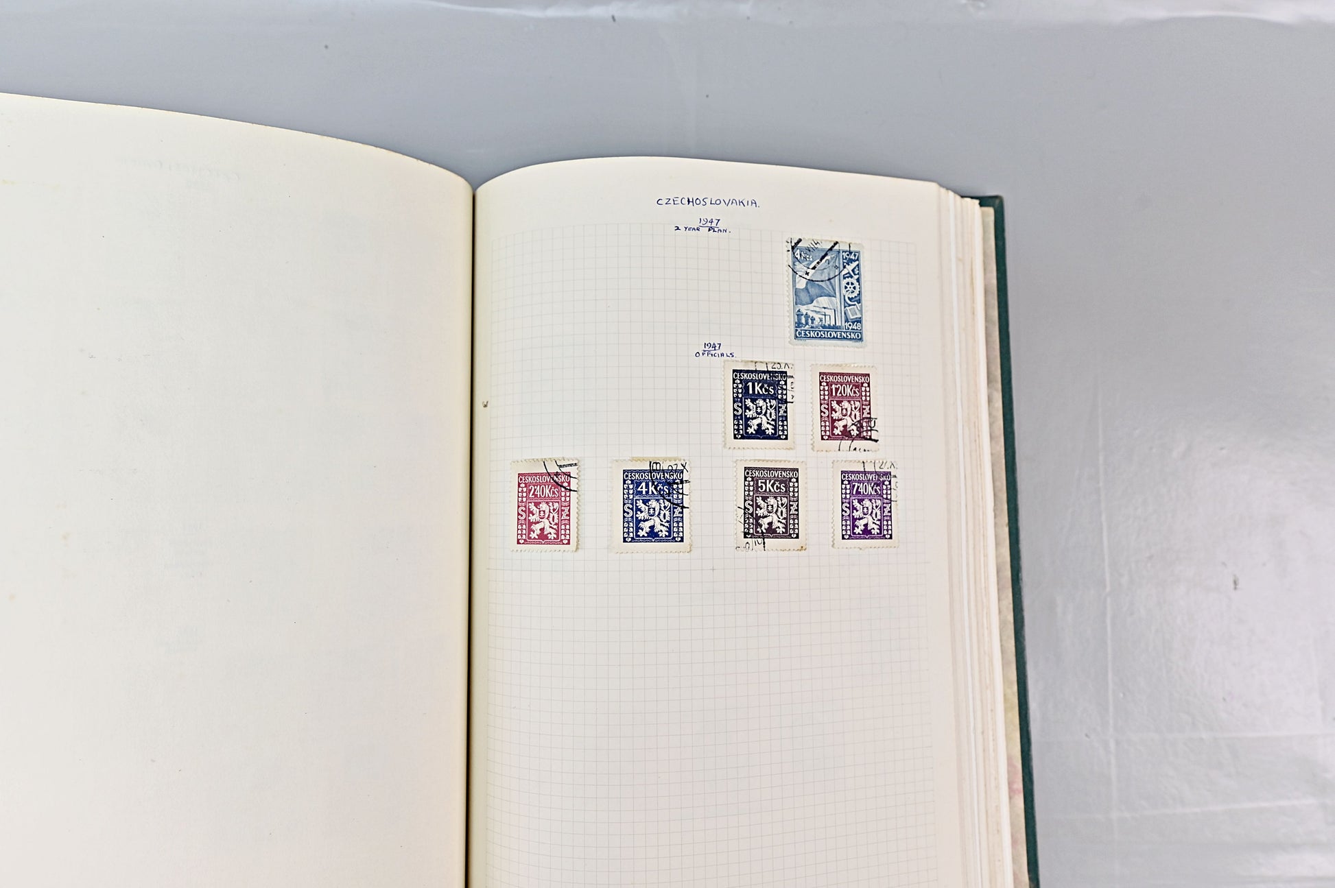 6618 World Stamp Album. Early to Modern. Ireland, Denmark, Czech. 73 Images