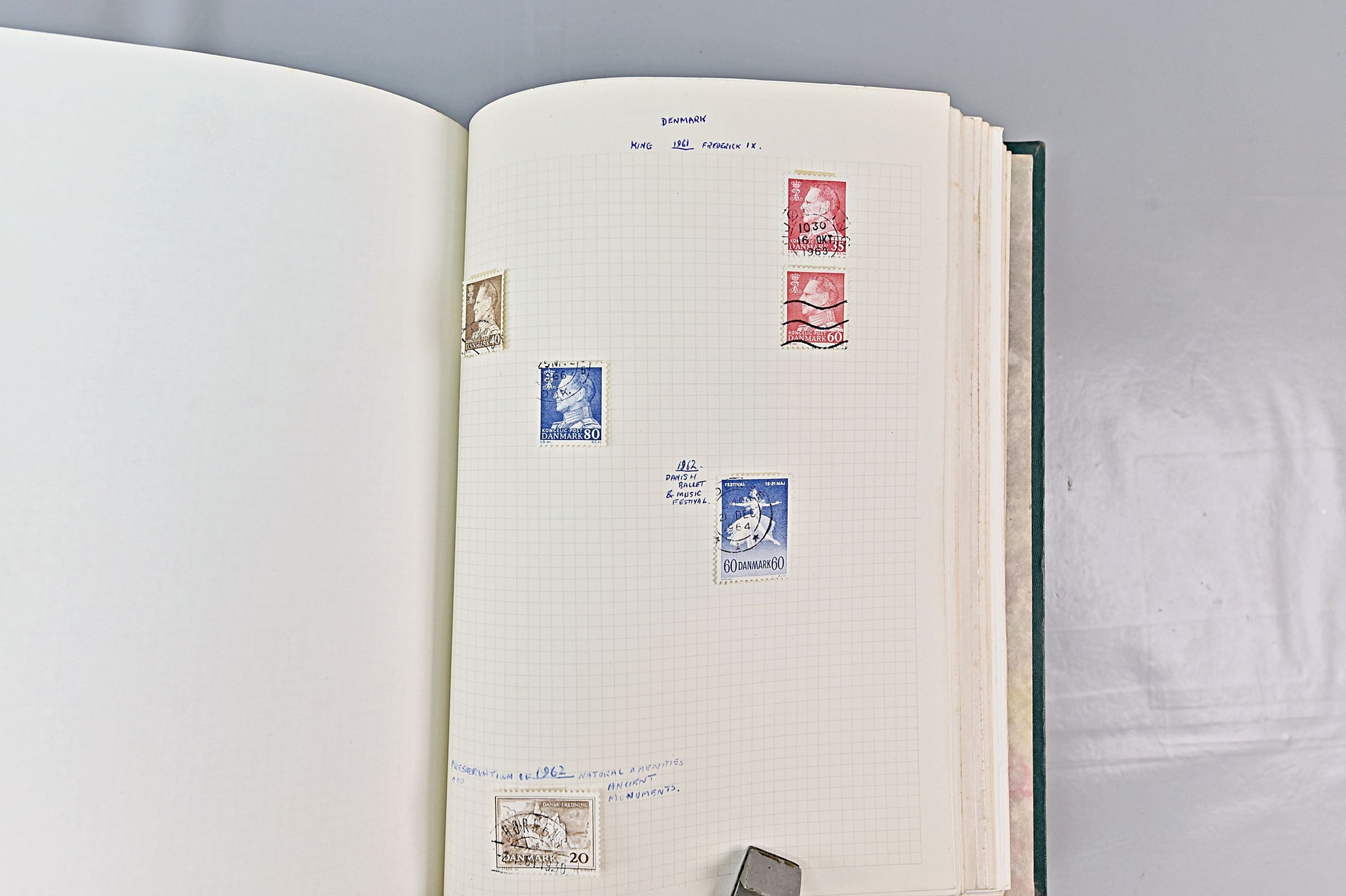 6618 World Stamp Album. Early to Modern. Ireland, Denmark, Czech. 73 Images