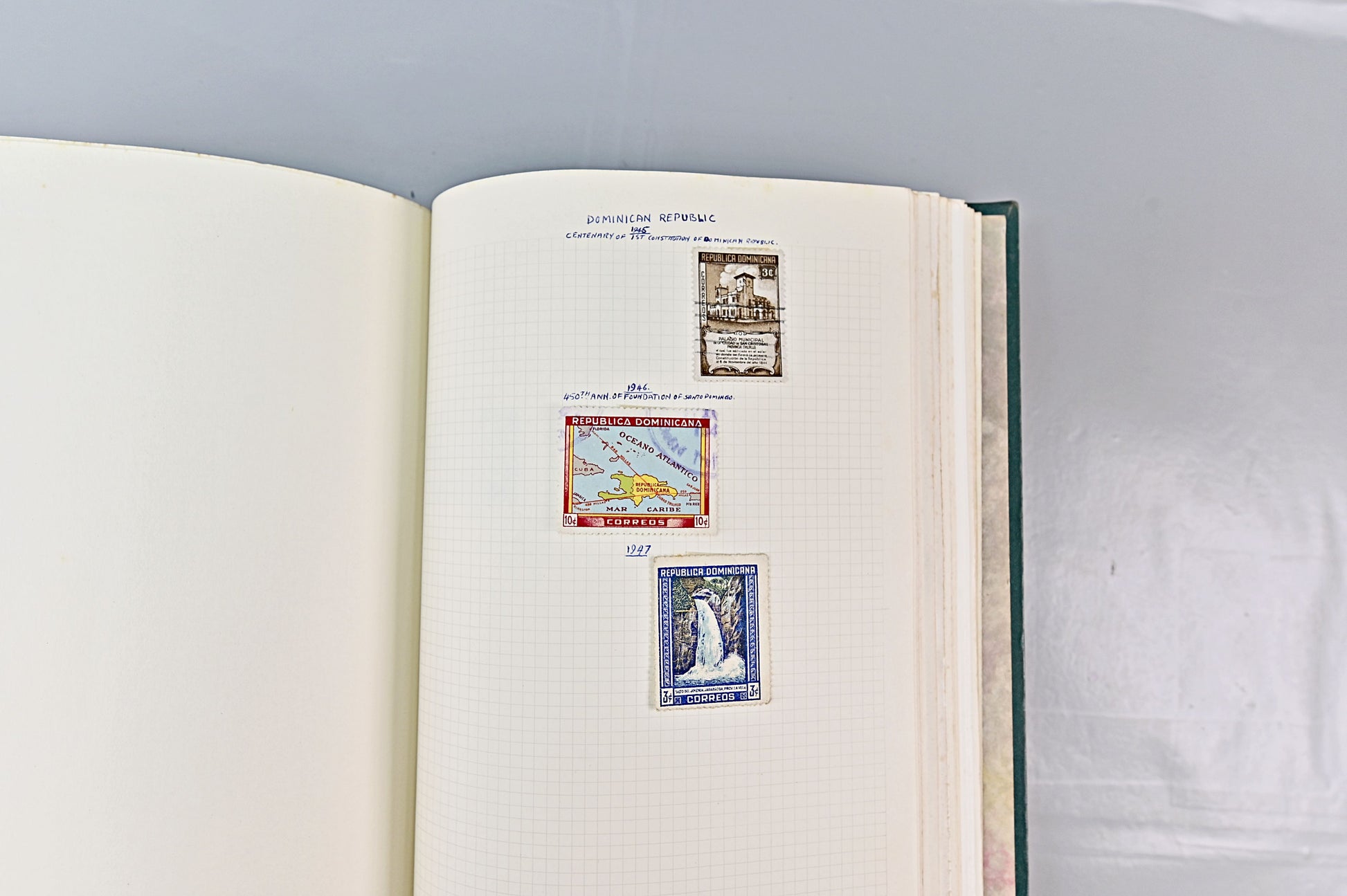 6618 World Stamp Album. Early to Modern. Ireland, Denmark, Czech. 73 Images