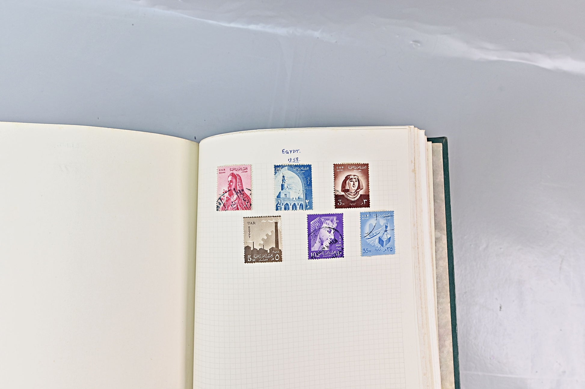 6618 World Stamp Album. Early to Modern. Ireland, Denmark, Czech. 73 Images